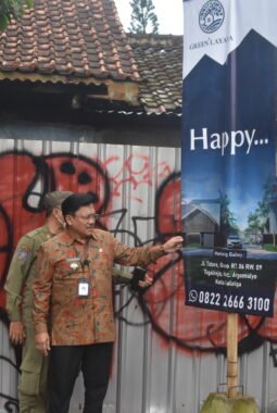 Aksi Nyata Wali Kota Robby Sisir Jalanan Salatiga Bersihkan Reklame Ilegal